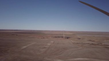 Kuzey Dakota 'daki Pembina Nehri' nin kıyısındaki eğlence yolu üzerinde hava aracı görüntüleri.
