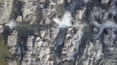 Kuzey Dakota 'daki Pembina Nehri' nin kıyısındaki eğlence yolu üzerinde hava aracı görüntüleri.