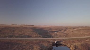 Kuzey Dakota 'daki Pembina Nehri' nin kıyısındaki eğlence yolu üzerinde hava aracı görüntüleri.