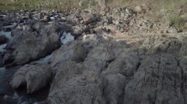 Kuzey Dakota 'daki Pembina Nehri' nin kıyısındaki eğlence yolu üzerinde hava aracı görüntüleri.