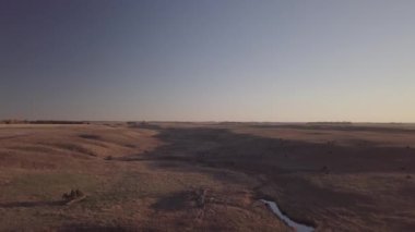 Kuzey Dakota 'daki Pembina Nehri' nin kıyısındaki eğlence yolu üzerinde hava aracı görüntüleri.