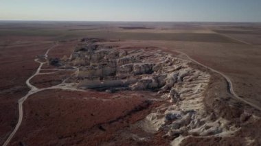 Kuzey Dakota 'daki Pembina Nehri' nin kıyısındaki eğlence yolu üzerinde hava aracı görüntüleri.