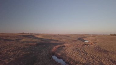 Kuzey Dakota 'daki Pembina Nehri' nin kıyısındaki eğlence yolu üzerinde hava aracı görüntüleri.