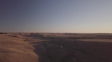 Kuzey Dakota 'daki Pembina Nehri' nin kıyısındaki eğlence yolu üzerinde hava aracı görüntüleri.