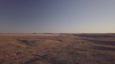 Kuzey Dakota 'daki Pembina Nehri' nin kıyısındaki eğlence yolu üzerinde hava aracı görüntüleri.