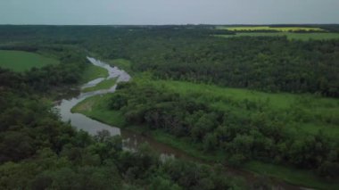 Kuzey Dakota 'daki Pembina Nehri' nin kıyısındaki eğlence yolu üzerinde hava aracı görüntüleri.