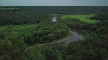 Kuzey Dakota 'daki Pembina Nehri' nin kıyısındaki eğlence yolu üzerinde hava aracı görüntüleri.