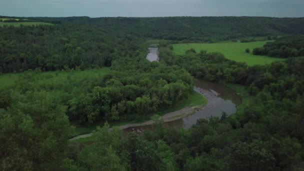 Αεροπλάνο Drone Πάνω Από Διαδρομή Αναψυχής Στις Όχθες Του Ποταμού — Αρχείο Βίντεο