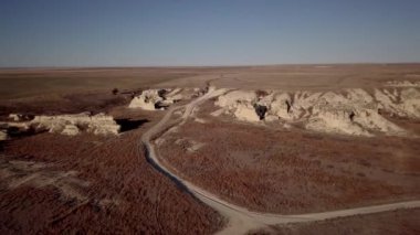 Kuzey Dakota 'daki Pembina Nehri' nin kıyısındaki eğlence yolu üzerinde hava aracı görüntüleri.