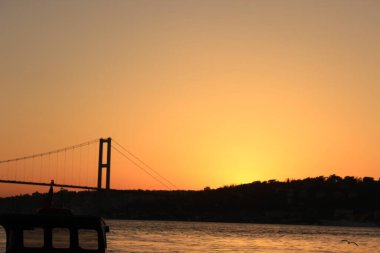 Nehrin üzerinde gün batımı