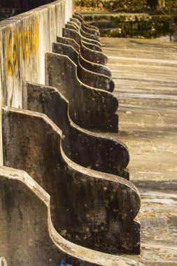 Demir basamaklı beton merdiven