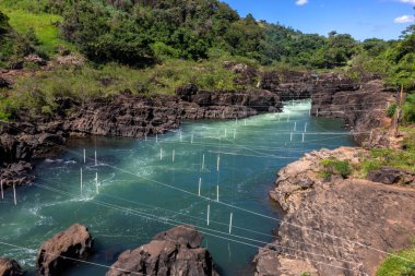 Piraju şehrinde Garganta do Diabo adı verilen Paranapanema nehrinin akıntılarının hava görüntüsü.