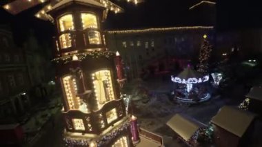 Eski kasaba meydanında güzel bir Noel pazarı bulunmaktadır. Meydanın ortasında büyük bir ahşap yel değirmeni ve bir atlıkarınca var. Piyasa ışık ve çelenklerle süslenmiş.