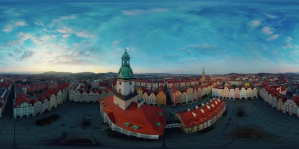 当这段360度的航拍视频将你带向历史名城广场上空时 在波兰杰莱娜戈拉的心脏地带展开迷人的旅程 令人惊讶的建筑的惊人的 — 图库视频影像