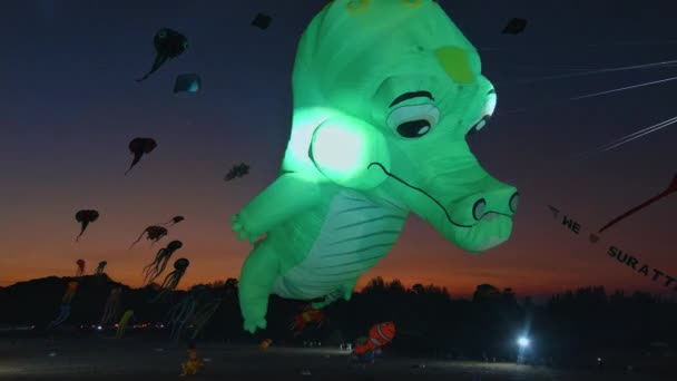 Noční Festival Draků Thajsku Velkolepá Událost Představující Obřího Zeleného Krokodýla — Stock video