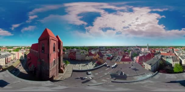 このビデオは ポーランドの歴史的な都市ブレンツェの息をのむような空想的な景色で開きます 再建された建物と教会の塔のスパイアは 絵のようなシーンを作成します カメラパンとして — ストック動画
