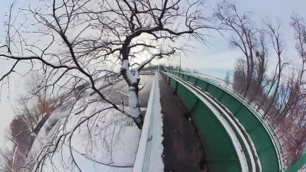 Відео Першої Особи Прогулянки Через Міст Через Частково Замерзлу Річку — стокове відео