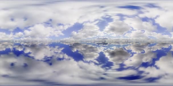 这个迷人的时间差视频展示了一个迷人的景象 一个生动的蓝色天空装饰着一系列银白色的云彩 该视频提供360度全景 使观众能够观看 — 图库视频影像