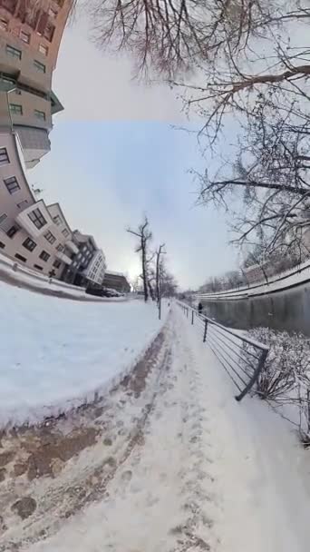 Vídeo Perspectiva Primeira Pessoa Passeio Longo Uma Margem Rio Nevado — Vídeo de Stock