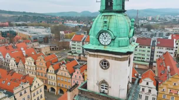 在迷人的波兰城市杰莱尼亚戈拉进行迷人的空中旅行 从无人驾驶飞机的镜头可以看到这一点 影片以全景壮观的城镇广场镜头开场 — 图库视频影像