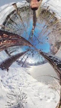 Huzurlu bir kış ormanında bu 360 derecelik videoda büyüleyici bir yolculuğa çıkın. Huzurlu ortamlarda karla kaplı ağaçlar, donmuş bir göl ve resimli kar örtülü...