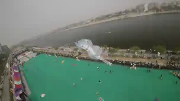 在一年一度的风筝节上 这个迷人的视频展示了充满活力的印度艾哈迈达巴德市 天空装饰着许多不同形状和尺寸的彩色风筝 形成了一个 — 图库视频影像