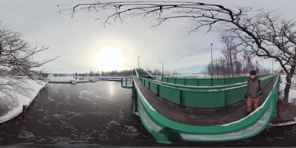 360 Stopniowa Wirtualna Wycieczka Zimowym Chodnikiem Wzdłuż Zamarzniętej Rzeki Promenada — Wideo stockowe