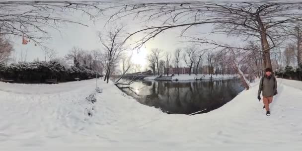 Ein Mann Geht Einem Verschneiten Park Spazieren Trägt Einen Warmen — Stockvideo