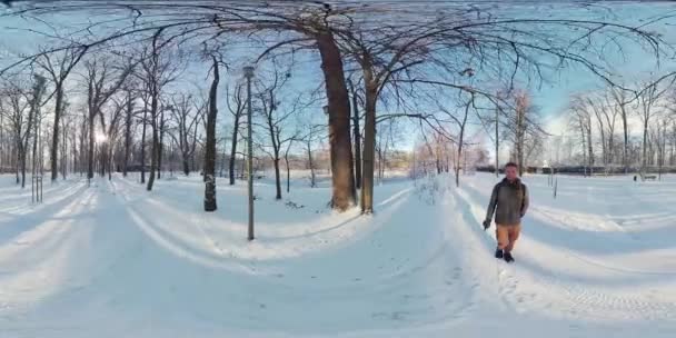 Uomo Sta Camminando Attraverso Una Foresta Innevata Inverno Uomo Indossa — Video Stock