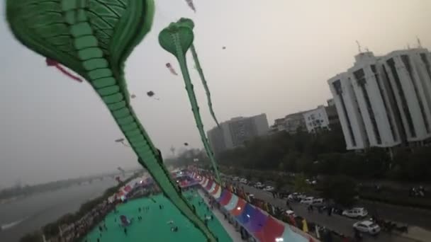 Video Captura Alegre Colorida Celebración Del Festival Cometas Ahmedabad India — Vídeos de Stock