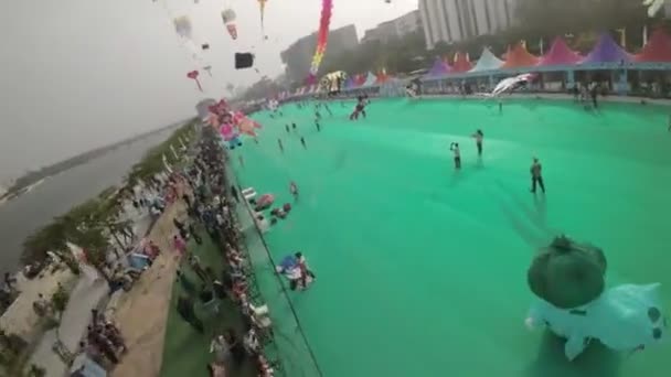 影片展示了在印度艾哈迈达巴德举行的欢快欢快的风筝节庆祝活动 天空装饰着许多不同形状和尺寸的彩色风筝 形成了一个 — 图库视频影像