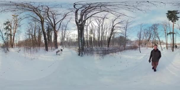 Ten 360 Stopniowy Film Pokazuje Mężczyznę Przechodzącego Zimą Przez Śnieżny — Wideo stockowe