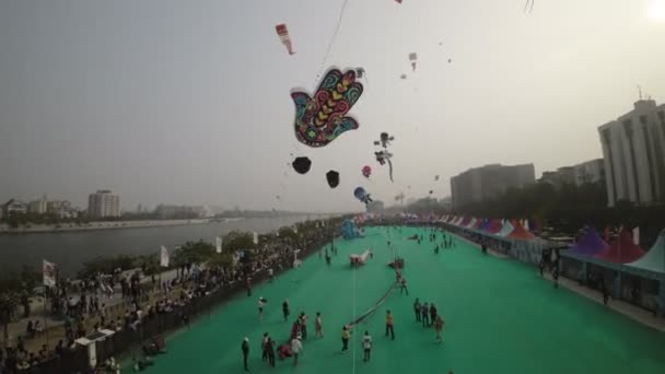 这是一个迷人的视频 带您到心脏艾哈迈达巴德 在充满活力的风筝节 天空装饰着无数不同形状和尺寸的彩色风筝 创造了 — 图库视频影像