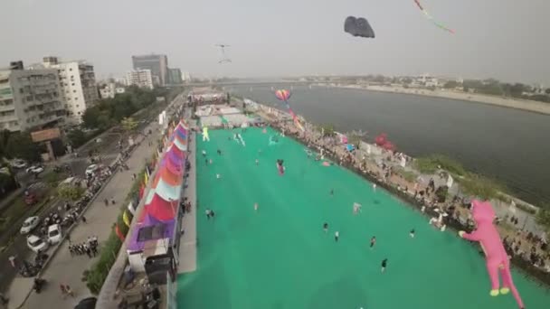 该视频展示了印度的艾哈迈达巴德国际风筝节 这个节日在萨巴马提河畔举行 吸引了来自世界各地的数千名游客 — 图库视频影像