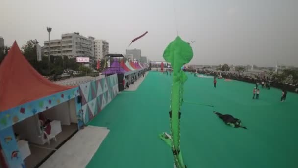 艾哈迈达巴德国际风筝节是在印度艾哈迈达巴德举行的一次生气勃勃 丰富多彩的活动 这个节日展示了各种各样的风筝 从传统的印度风筝到现代和现代的风筝 — 图库视频影像