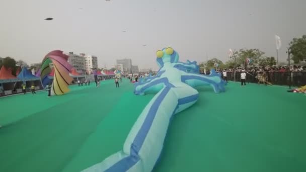 这个迷人的视频展示了印度艾哈迈达巴德充满活力的五彩缤纷的国际风筝节 天空装饰着各种形状和大小的风筝 形成了迷人的景象 — 图库视频影像