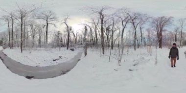 Bu Kanada, Quebec 'teki Gatineau Park' ta karlı ve huzurlu bir orman yürüyüşünün 360 derecelik sanal gerçeklik videosu. Video güneşli bir kış gününde çekilmiş ve kar bozulmamış ve el değmemiş. Şey...