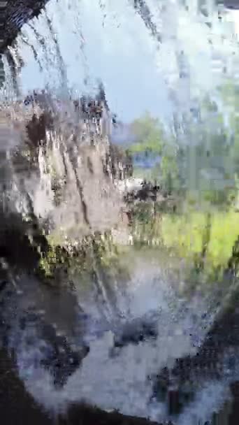 Vídeo Começa Com Close Água Que Flui Sobre Roda Moinho — Vídeo de Stock