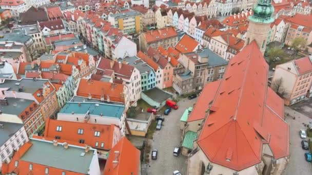 Hisnande Flygresa Genom Den Charmiga Staden Jelenia Gora Polen Inbäddat — Stockvideo