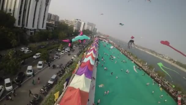 当我们带着鸟瞰充满活力的国际风筝节的时候 在艾哈迈达巴德的天空中翱翔 见证五彩缤纷的风筝在空中起舞的精湛技艺 — 图库视频影像