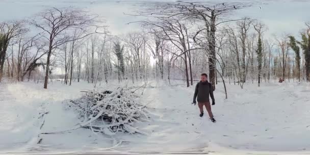 360 Derecelik Video Karlı Bir Ormanda Yürüyen Bir Adamı Gösteriyor — Stok video