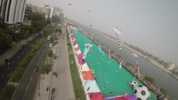 この魅惑的な空中映像は インドのアフメダバードで開催される国際カイトフェスティバルの息をのむような眺めを示しています 空はさまざまな形や大きさの活気に満ちたキットで飾られています — ストック動画