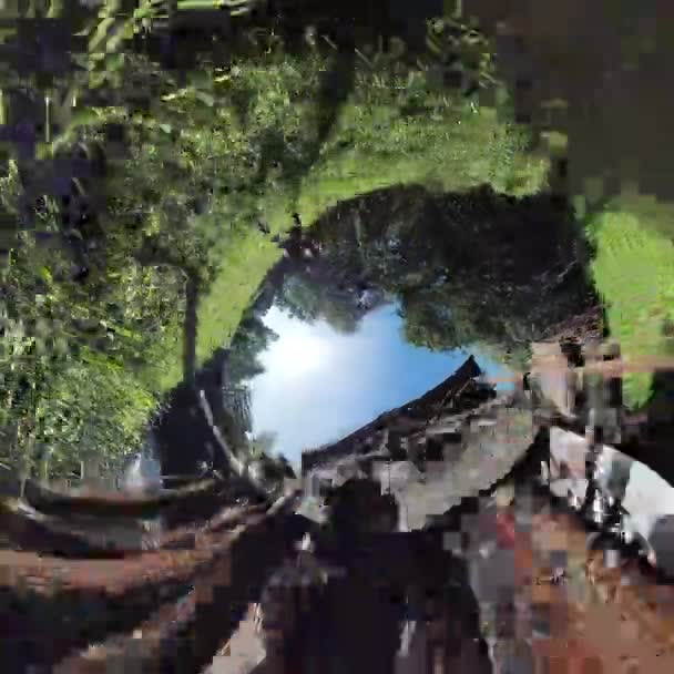 비디오는 역사적인 워터밀의 360도 전망을 제공합니다 지역에 위치하고 있으며 나무와 — 비디오