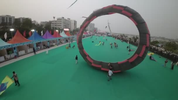 この魅惑的なビデオを通して インドのアーメダバードの活気に満ちたカイトフェスティバルを体験してください 空はさまざまな形 サイズ 色のキットの配列で飾られています — ストック動画