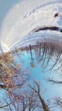 Bu 360 derecelik videoda sakin ve karla kaplı ormanda büyüleyici bir sanal yolculuğa çıkın. Balık gözü merceğiyle çekilen büyüleyici görüntüler, size benzersiz bir bakış açısı sunuyor.