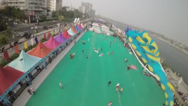 这是在印度艾哈迈达巴德的一个风筝节的视频 这个节日被称为Uttarayan 每年1月14日庆祝 这段视频显示了许多人在一个巨大的 — 图库视频影像