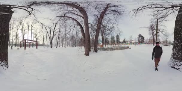 360 Derecelik Videoyla Karlı Bir Parkta Sanal Bir Yürüyüş Yapın — Stok video