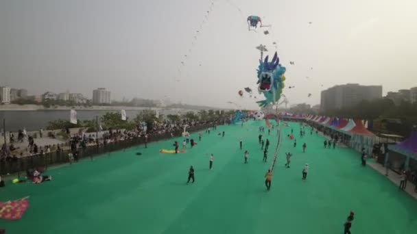 비디오는 다양한 색상과 디자인의 키트를 비행하기 사람들이 활기찬 페스티벌 보여줍니다 — 비디오