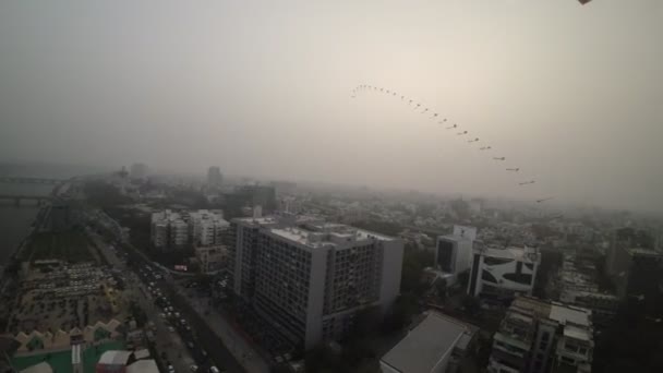 Видео Открывается Захватывающим Видом Воздуха Город Ахмадабад Индия Демонстрируя Набережную — стоковое видео