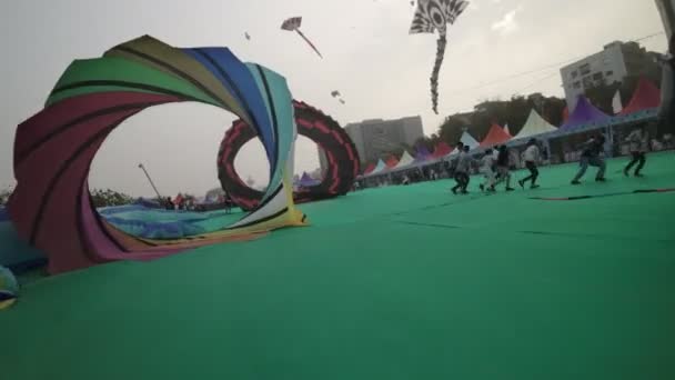 Het Ahmedabad International Kite Festival Een Levendige Kleurrijke Gebeurtenis Die — Stockvideo